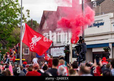 Liverpool, Großbritannien. 29.. Mai 2022 - Trotz der Niederlage der letzten Nacht beim Champions League-Finale nimmt der Liverpool Football Club an einer offenen Busparade Teil, um den FA Cup und das vom Team Anfang des Jahres gewonnene Silber des Carabao Cup zu präsentieren. Kredit: Christopher Middleton/Alamy Live Nachrichten Stockfoto