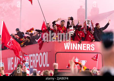 Liverpool, Großbritannien. 29.. Mai 2022 - Trotz der Niederlage der letzten Nacht beim Champions League-Finale nimmt der Liverpool Football Club an einer offenen Busparade Teil, um den FA Cup und das vom Team Anfang des Jahres gewonnene Silber des Carabao Cup zu präsentieren. Kredit: Christopher Middleton/Alamy Live Nachrichten Stockfoto