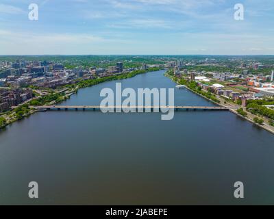 Boston Harvard Bridge auf dem Charles River Luftbild, das die Stadt Boston (links) und Cambridge (rechts), Massachusetts, USA, verbindet. Stockfoto