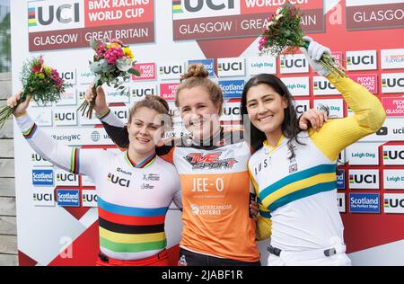 Die Damen-Elite-Finalsieger l-r Bethany Shriever 2. (GBR) Laura Smulders (NED) 1. und Saya Sakakibara (AUS) 3. am zweiten Tag des UCI BMX Racing World Cup in Glasgow. Bilddatum: Sonntag, 29. Mai 2022. Stockfoto