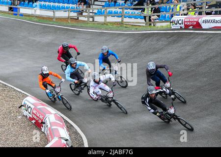 Glasgow, Großbritannien. 29.. Mai 2022. Am zweiten und letzten Tag des UCI BMX Racing World Cup startet ein internationales Feld von männlichen und weiblichen Wettbewerbern um den Titel. Die Veranstaltung war ein „Ausverkauf“ und wurde durch das warme, sonnige Wetter angenehmer. Kredit: Findlay/Alamy Live Nachrichten Stockfoto