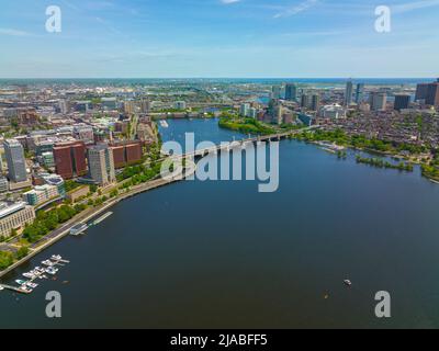 Die Boston Longfellow Bridge am Charles River verbindet das Finanzviertel Cambridge (links) und Boston (rechts), Massachusetts, USA. Stockfoto