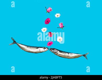 Verschiedene Blumen und zwei Fische küssen sich auf pastellblauem Hintergrund. Kreatives Minimalkonzept. Liebe liegt in der Luft. Valentinstag lustige Idee. Stockfoto