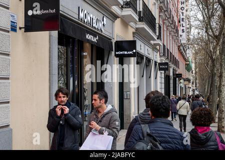 Madrid, Spanien. 24.. Mai 2022. Fußgänger laufen am deutschen Hersteller von Luxus-Schreibgeräte, Uhren, Schmuck Montblanc Store in Spanien vorbei. (Foto: Xavi Lopez/SOPA Images/Sipa USA) Quelle: SIPA USA/Alamy Live News Stockfoto