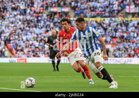 London, Großbritannien. 29.. Mai 2022. Levi Colwill #26 von Huddersfield Town macht unter Druck von Brennan Johnson #20 von Nottingham Forest in London, Großbritannien, am 5/29/2022. (Foto von Mark Cosgrove/News Images/Sipa USA) Quelle: SIPA USA/Alamy Live News Stockfoto