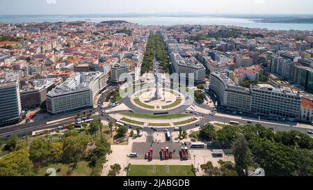 Luftaufnahme des Marques de Pombal Platzes und der Avenida Liberdade im Sommer in Lissabon, Portugal. Stockfoto