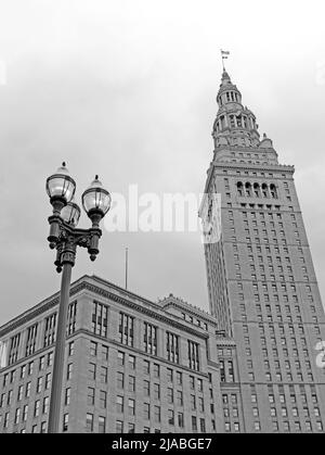 Ikonisches historisches Terminal Tower Center in Downtown Cleveland, Ohio, USA in Schwarz-Weiß. Das 52-stöckige Gebäude wurde 1928 fertiggestellt Stockfoto