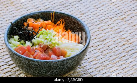 Kohlenhydratarme Ernährung. Ketogene Ernährung, Mittagessen. Fisch und frisches Gemüse in einer Schüssel Stockfoto
