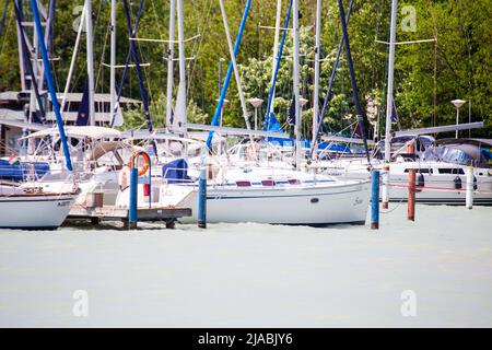 Segelboote in der Marina von Badacsony (Plattensee, Ungarn, 24. Mai 2022) Stockfoto