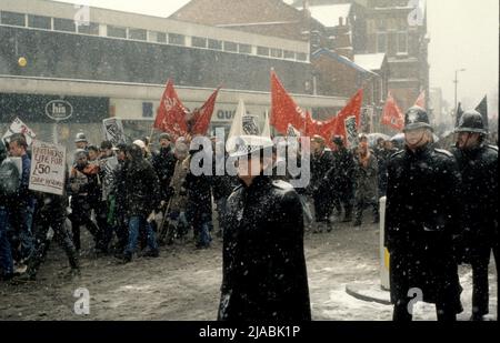 protestmarsch nach dem Tod von Clinton McCurbin, der starb, als er von der Polizei verhaftet wurde. März 7. 1987, Wolverhampton, West Midlands, Großbritannien Stockfoto