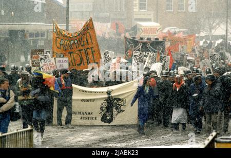 Protest im Schneesturm-marsch nach dem Tod von Clinton McCurbin, der starb, als er von der Polizei verhaftet wurde. März 7. 1987, Wolverhampton, West Midlands, Großbritannien Stockfoto