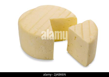 Italienische Caciotta, eine Form von Käse mit einer Scheibe geschnitten. Isoliert auf weißem Beschneidungspfad Stockfoto