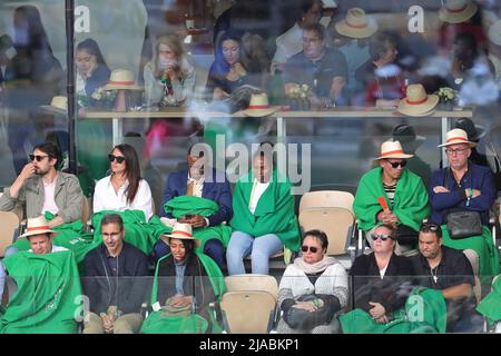 Paris, Frankreich. 29.. Mai 2022; Roland Garros, Paris, Frankreich: French Open Tennisturnier: Die Fans werden beim Philippe Chartrer kalt Credit: Action Plus Sports Images/Alamy Live News Stockfoto