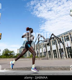 Ottawa, Kanada. 29 Mai 2022. Juliet Chekwel beim Tamarack Ottawa Race Weekend Tartan Ottawa Marathon. Quelle: Sean Burges/Alamy Live News Stockfoto