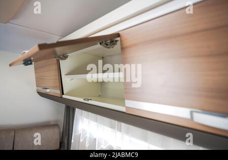 Eleganter Deckenschrank-Lagerbereich Für Camper Van. Modernes Wohnmobil Wohnmobil Wohnmobil Freizeitfahrzeug Features. Stockfoto