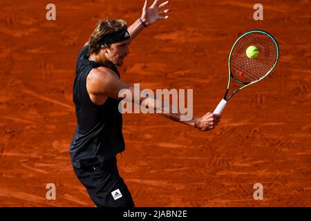 Paris, Frankreich. 29.. Mai 2022. Tennisspieler Alexander Zverev aus Deutschland ist beim French Open Grand Slam Tennisturnier 2022 in Roland Garros, Paris, Frankreich, im Einsatz. Frank Molter/Alamy Live Nachrichten Stockfoto