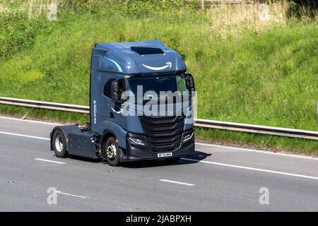 2021 grauer Iveco STRALIS AS440S46T/P LNG S-A AS440S46T/P LNG AMAZON Natural Gas powered Truck; Fahren auf der M6 Motorway, Manchester, Großbritannien Stockfoto