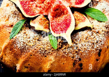 Hausgemachter Kuchen mit Herbstfeigen.Galette mit Feigen.Nahaufnahme Stockfoto