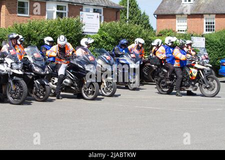 Etappe eins des RideLondon Classique 2022 Frauen-Radrennens in Maldon, Essex. Motorräder und Fahrer, die sich darauf vorbereiten, die Route zu umfahren. Stockfoto