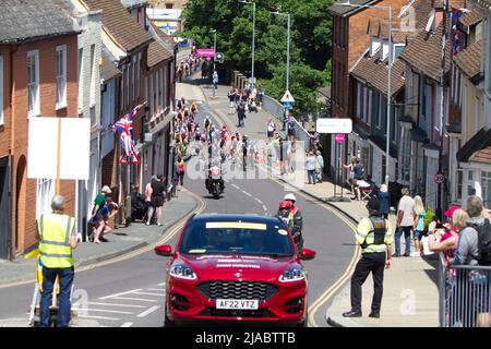 Etappe eins des RideLondon Classique 2022 Frauen-Radrennens in Maldon, Essex. Das Hauptfeld nähert sich dem Market Hill, beobachtet von Zuschauern und der Polizei. Stockfoto