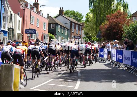 Etappe eins des RideLondon Classique 2022 Frauen-Radrennens in Maldon, Essex. Das Feld macht sich auf den Market Hill. Stockfoto