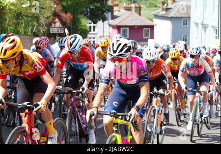 Etappe eins des RideLondon Classique 2022 Frauen-Radrennens in Maldon, Essex. Das Feld macht sich auf den Market Hill. Stockfoto