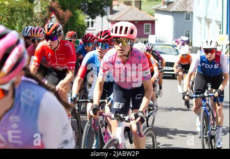 Etappe eins des RideLondon Classique 2022 Frauen-Radrennens in Maldon, Essex. Das Feld macht sich auf den Market Hill. Stockfoto