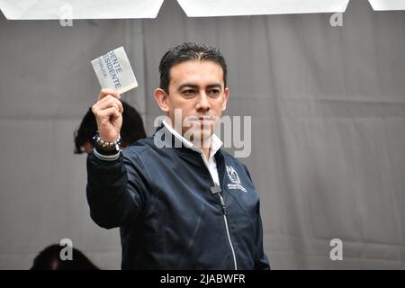 Bogota, Kolumbien. 29.. Mai 2022. Der kolumbianische Nationalregistar Alexander Vega stimmt bei den Präsidentschaftswahlen 2022 am 29. Mai 2022 ab. Foto: Camilo Erasso/Long Visual Press Kredit: Long Visual Press/Alamy Live News Stockfoto