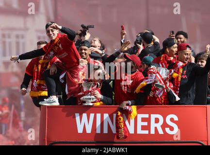 Liverpool, Merseyside, Großbritannien. 29.. Mai 2022. Liverpool FC 2021-22 Victory Parade; Kostas Tsimikas aus Liverpool feiert mit Fans Credit: Action Plus Sports/Alamy Live News Stockfoto