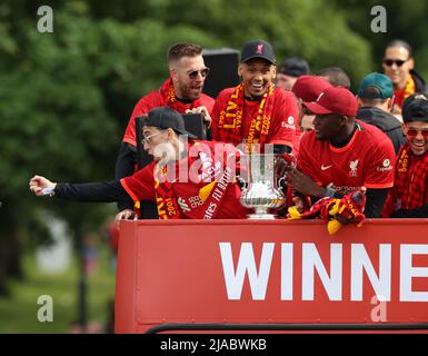 Liverpool, Merseyside, Großbritannien. 29.. Mai 2022. Liverpool FC 2021-22 Victory Parade; Kostas Tsimikas aus Liverpool feiert Kredit: Action Plus Sports/Alamy Live News Stockfoto