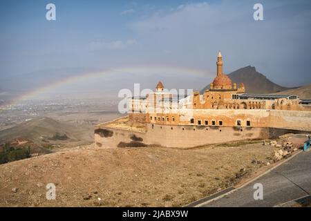 Ishak Pasha Palast mit einem Regenbogen im Hintergrund in Agri, Osttürkei Stockfoto