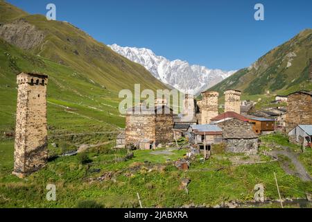 Großes Panorama auf das Dorf Ushguli in der Region Svaneti in Georgien. Stockfoto