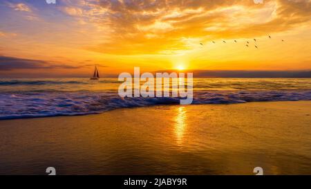 Ein Segelboot segeln entlang des Ozeans gegen EINE bunte Ocean Sunset Sky Im Illustration Painting Format