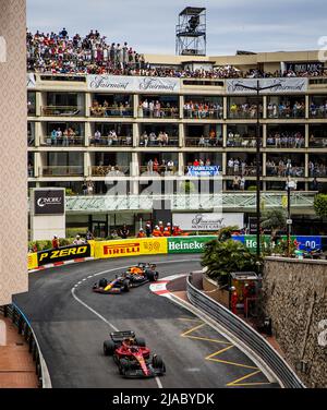 Monaco. 29.. Mai 2022. MONTE-CARLO - Carlos Sainz (55) mit dem Ferrari und Max Verstappen (1) mit dem Oracle Red Bull Racing RB18 Honda während des Grand Prix von Monaco F1 auf dem Circuit de Monaco am 29. Mai 2022 in Monte-Carlo, Monaco. REMKO DE WAAL Kredit: ANP/Alamy Live News Stockfoto