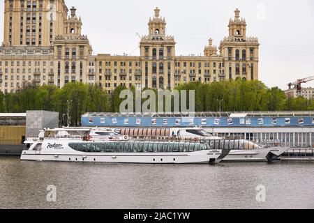 Die Radisson Royal Flotilla Pleasure Boote stehen am Pier des Taras Schewtschenko-Uferdamms am Moskwa-Fluss, bekannter Ort: Moskau, Russland - Mai Stockfoto