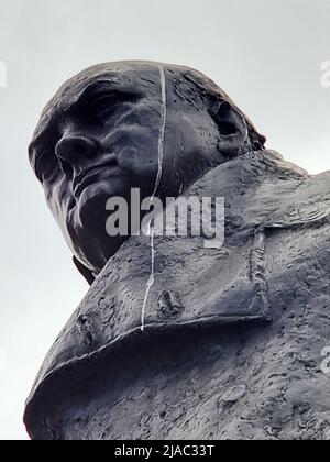 Die Statue von Winston Churchill auf dem Parliament Square in London ist eine Bronzeskulptur des ehemaligen britischen Premierministers Winston Churchill, die von Ivor Roberts-Jones geschaffen wurde. Es befindet sich an einem Ort, der im Jahr 1950s von Churchill als „wohin meine Statue gehen wird“ bezeichnet wurde. London, Großbritannien. Stockfoto