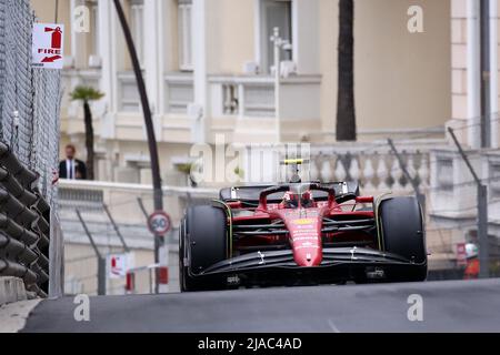 Monaco. 29.. Mai 2022. Monte Carlo, Monaco. 29.. Mai 2022. Carlos Sainz von Scuderia Ferrari auf der Rennstrecke während des Formel 1 Grand Prix von Monaco 2022 auf dem Circuit de Monaco am 29. Mai 2022 in Monte-Carlo, Monaco. Kredit: Marco Canoniero/Alamy Live Nachrichten Gutschrift: Marco Canoniero/Alamy Live Nachrichten Stockfoto