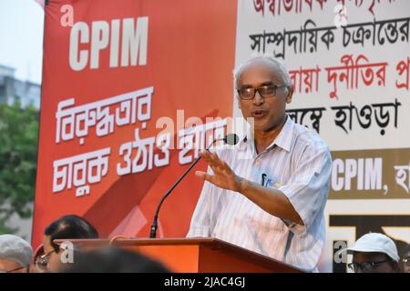 Howrah, Westbengalen, Indien. 29.. Mai 2022. Dilip Ghosh, Kommunistische Partei Indiens (Marxist) oder CPIM, spricht bei der öffentlichen Versammlung gegen die Preiserhöhung von lebenswichtigen Gütern, fordert die Erhöhung der Arbeitsplätze, die Gerechtigkeit des Todes von Anish khan und die lange anstehende Kommunalabstimmung von Howrah und Bally. (Bild: © Biswarup Ganguly/Pacific Press via ZUMA Press Wire) Stockfoto