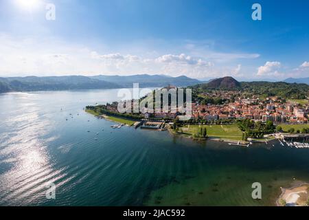 Blick auf die Stadt Angera und ihre Festung Rocca di Angera an einem Frühlingstag. Angera, Lago Maggiore, Varese, Lombardei, Italien. Stockfoto