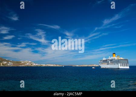 Kreuzfahrt-Linienschiff Costa Luminosa im Mittelmeer in der Nähe der Insel Mykonos. Ägäis, Griechenland Stockfoto