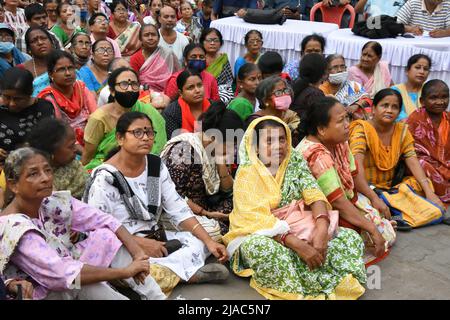 Howrah, Westbengalen, Indien. 29.. Mai 2022. Menschen versammeln sich, um an der öffentlichen Versammlung teilzunehmen, die vom Howrah-Bezirkskomitee der Kommunistischen Partei Indiens (Marxisten) oder CPIM organisiert wird, gegen die Preissteigerung von lebenswichtigen Gütern, fordern die Erhöhung der Arbeitsplätze, Gerechtigkeit für den Tod Anish khans und lange anstehende Kommunalabstimmung von Howrah und Bally. (Bild: © Biswarup Ganguly/Pacific Press via ZUMA Press Wire) Stockfoto