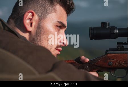 Nahaufnahme Ziel mit optischem Sichtfeld. Scharfschützen Karabiner bei der Outdoor-Jagd - Nahaufnahme Porträt. Hunter mit seinem Gewehr. Prozess der Entenjagd. Stockfoto