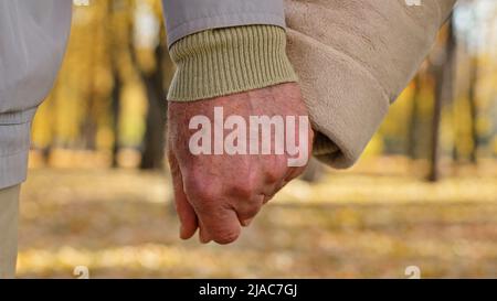 Nahaufnahme zwei faltige Hände Älteres Paar hält die Arme zusammen romantische Geste Alte Familie mittleren Alters Großeltern reife Partner unterstützen die Ehe Stockfoto