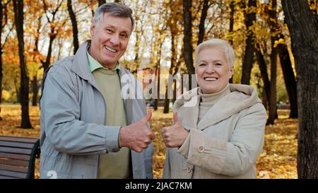 Porträt von glücklichen älteren kaukasischen Familie Frau Mann älteren Großeltern stehen im Freien im Herbst Park lächelnd alten reifen Paar älteren Mann Frau Stockfoto