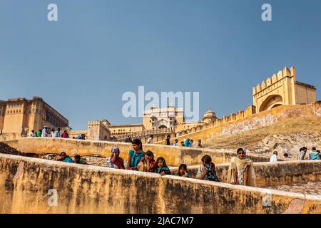 Besucher, die zum Amer Amber Fort aufsteigen. Amer in der Nähe von Jaipur, Rajasthan, Indien Stockfoto