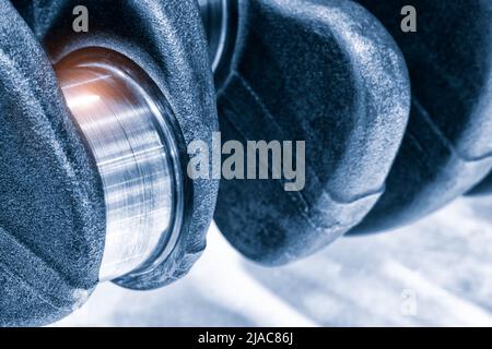 Neue Nahaufnahme der Kurbelwelle. Neue Motorkurbel. Ersatzteil. Nahaufnahme, industrielles Metallbearbeitungskonzept Stockfoto