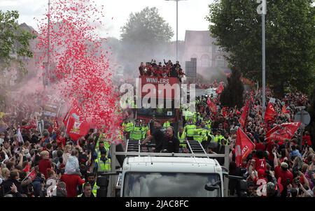 Liverpool, Merseyside, Großbritannien. 29.. Mai 2022. Liverpool FC 2021-22 Victory Parade; der Mannschaftsbus von Liverpool wird mit Konfetti überschüttet Credit: Action Plus Sports/Alamy Live News Stockfoto