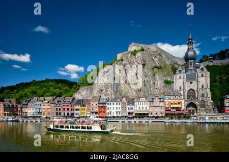 Blick auf die Stadt Dinant über die Maas. Dinant, Belgien Stockfoto