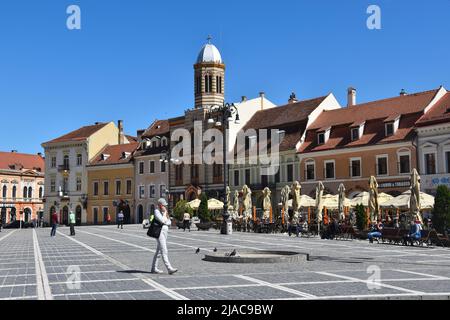 Die alte sächsische Stadt Brașov (Kronstadt), Siebenbürgen, Rumänien: Der Hauptplatz (piata Sfatului) und die orthodoxe Kirche Stockfoto