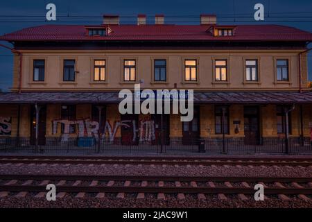 Hostivar Bahnhof in Prag mit Sonnenuntergang Farbe frischen Abend Stockfoto